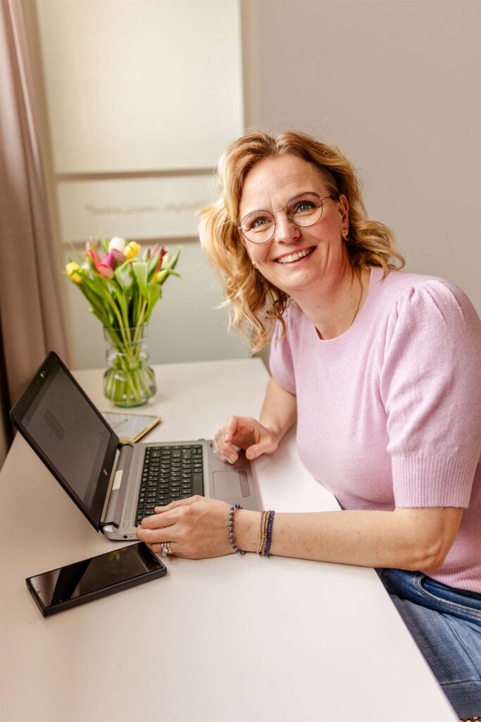 Programmamaker Yvonne Dijkstra werkt achter haar laptop aan een programma