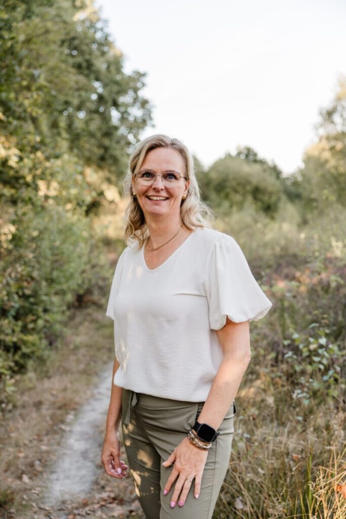 Dagvoorzitter en programmamaker Yvonne Dijkstra buiten op een natuurpad
